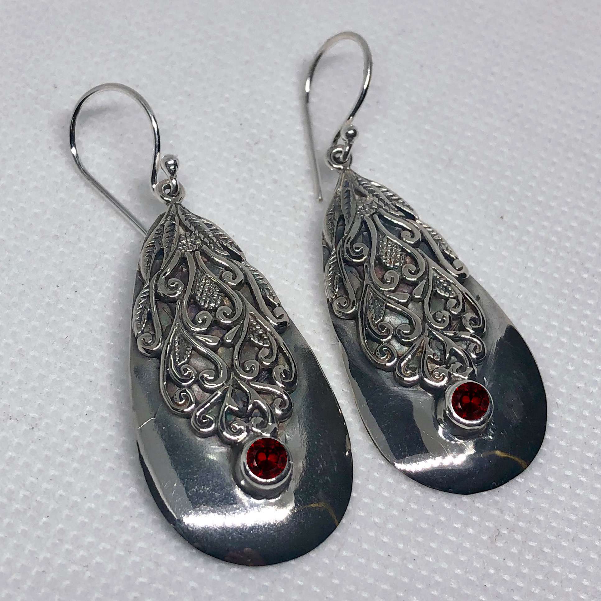 (UNIQUE 925 BALI SILVER FILIGREE EARRINGS WITH GARNET)